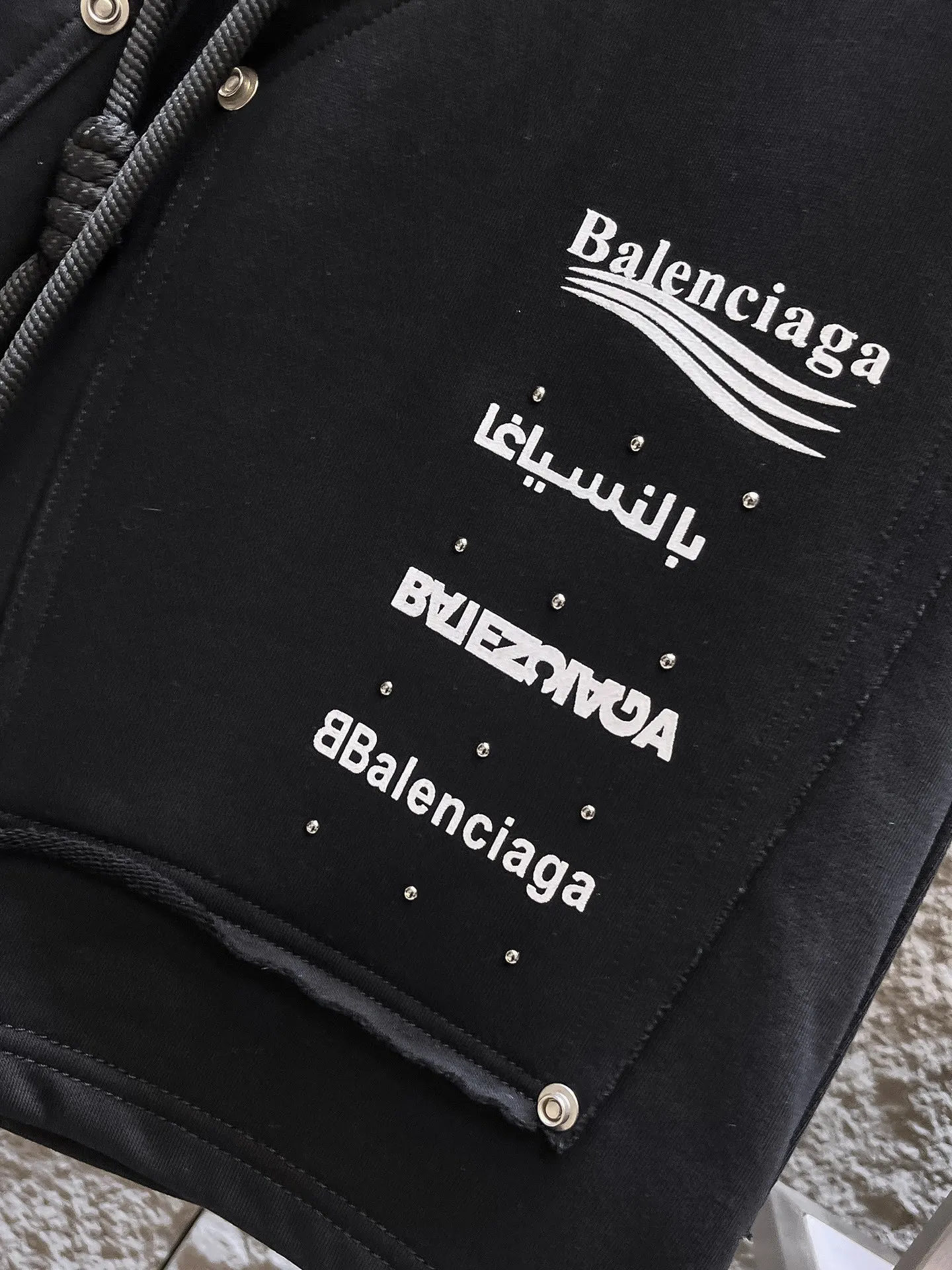 Balenciaga's three-standard complete 2026 summer New Arrival men's casual shorts, advanced custom-made Breathable fabric, Breathable fabric, extremely stretchy and comfortable, impeccable details, top-grade accessories, original logo design concept, delicate and soft feel! The upper body fit is awesome! Size: M-XXXL Please state your height and weight when ordering